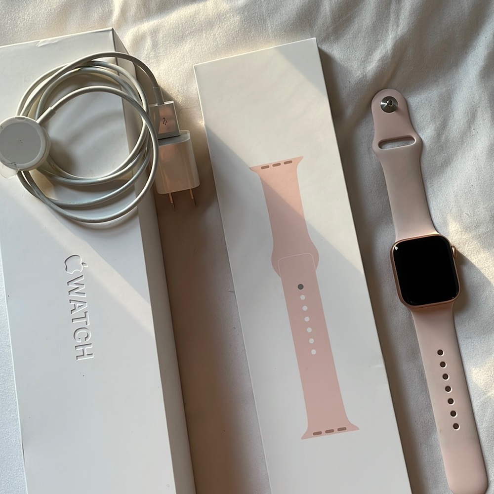 Apple Watch 5 Series 40mm Rose gold with pink/sand sports band - Picture 6 of 14